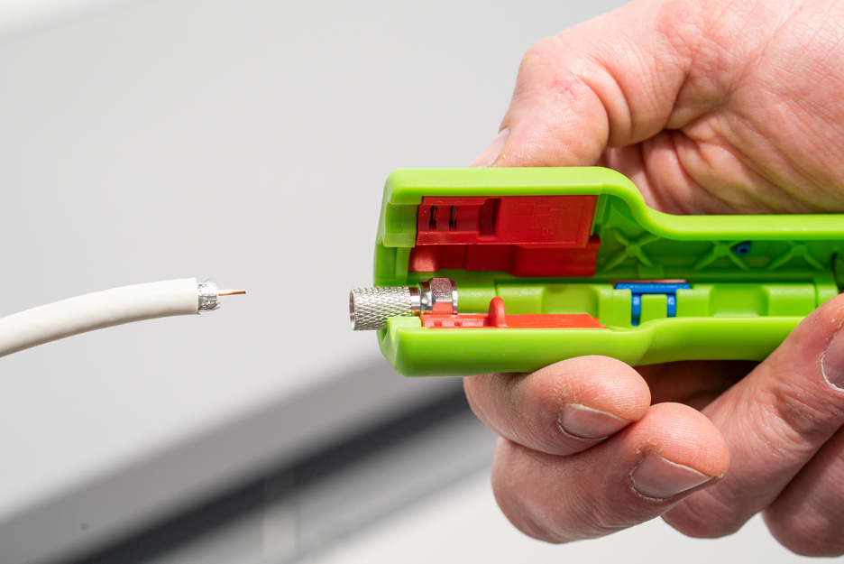 Coax-Stripper No. 1 F Plus Green Line - vhodný pre F-skrutkové konektory | Odizolovacie náradie je vyrobené až z 97 % z obnoviteľných surovín I na odizolovanie a odizolovanie koaxiálnych káblov vrátane pomôcky na odkrútenie
