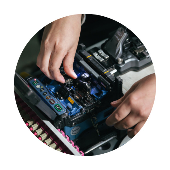 Niekto pracuje na elektronickej súčiastke