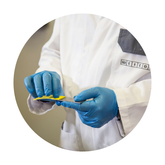 2 kovové časti držané pri sebe