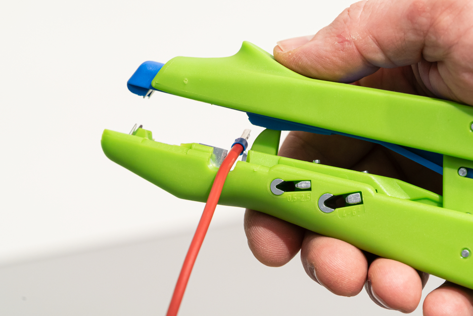 Duo-Crimp No. 300 Green Line | Odizolovacie náradie je vyrobené až z 97 % z obnoviteľných surovín, na odizolovanie a krimpovanie, pracovný rozsah 0,5 mm² - 6,0 mm²