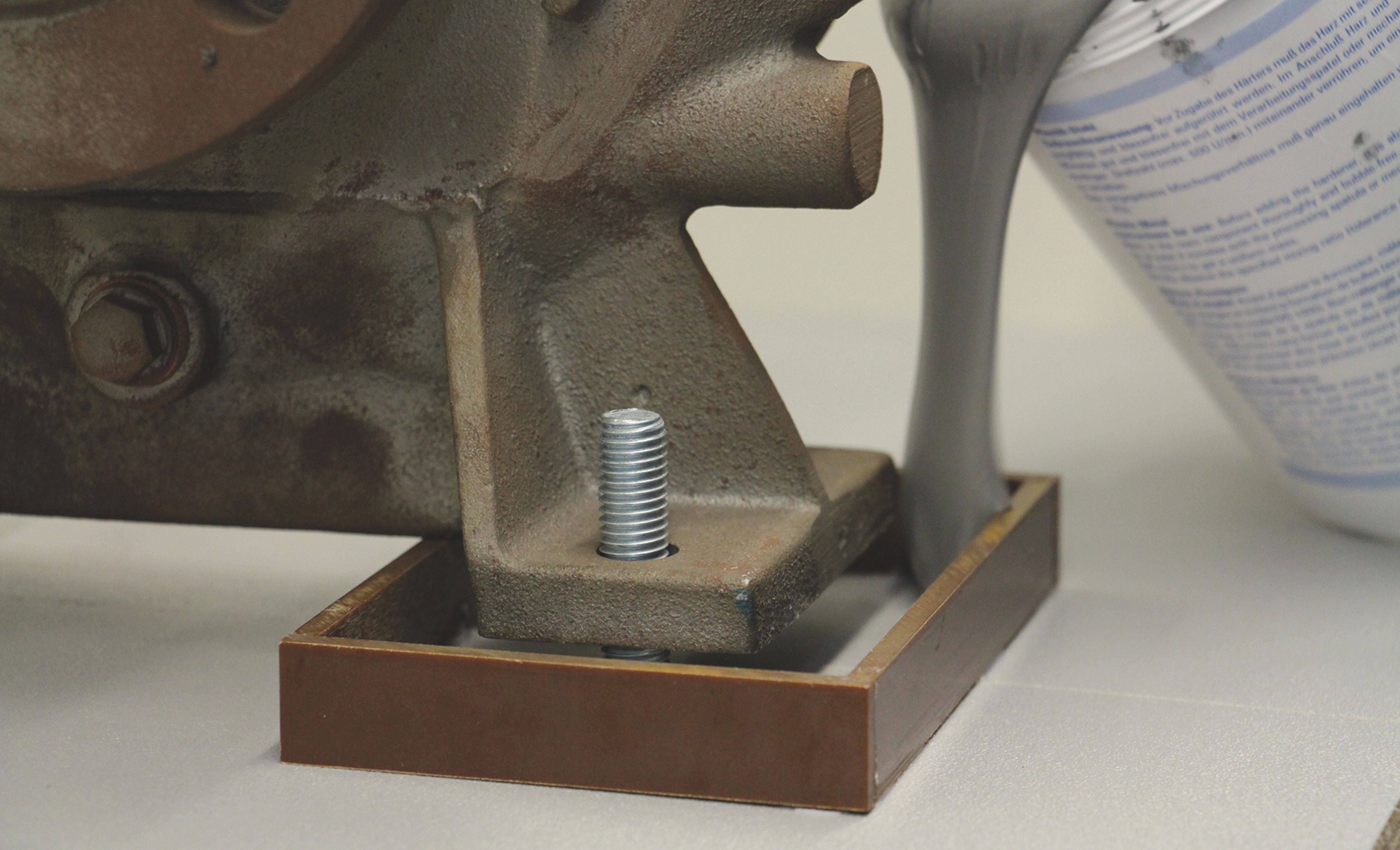 Tmel sa nalieva do podstavca