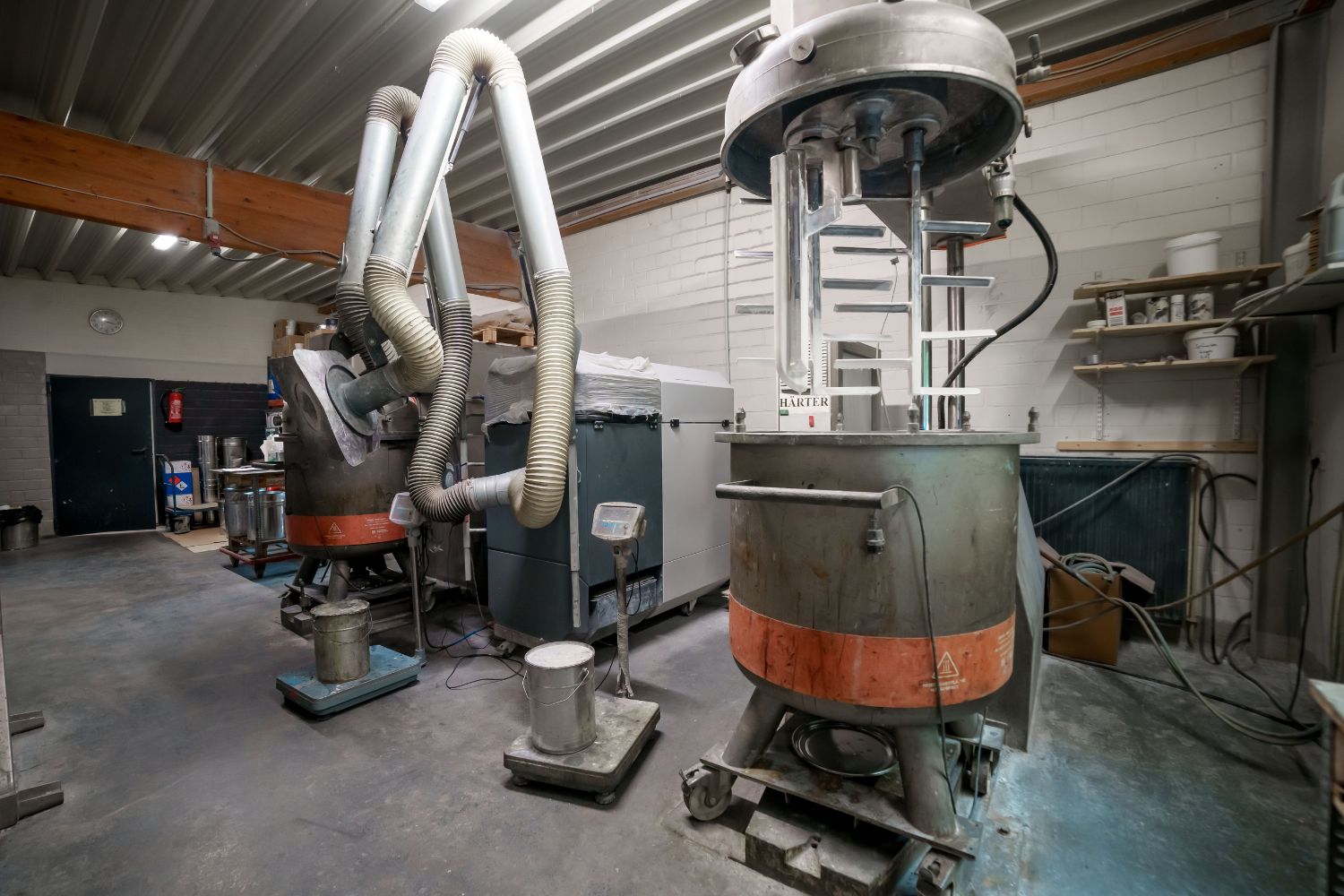 Veľké stroje v miestnosti