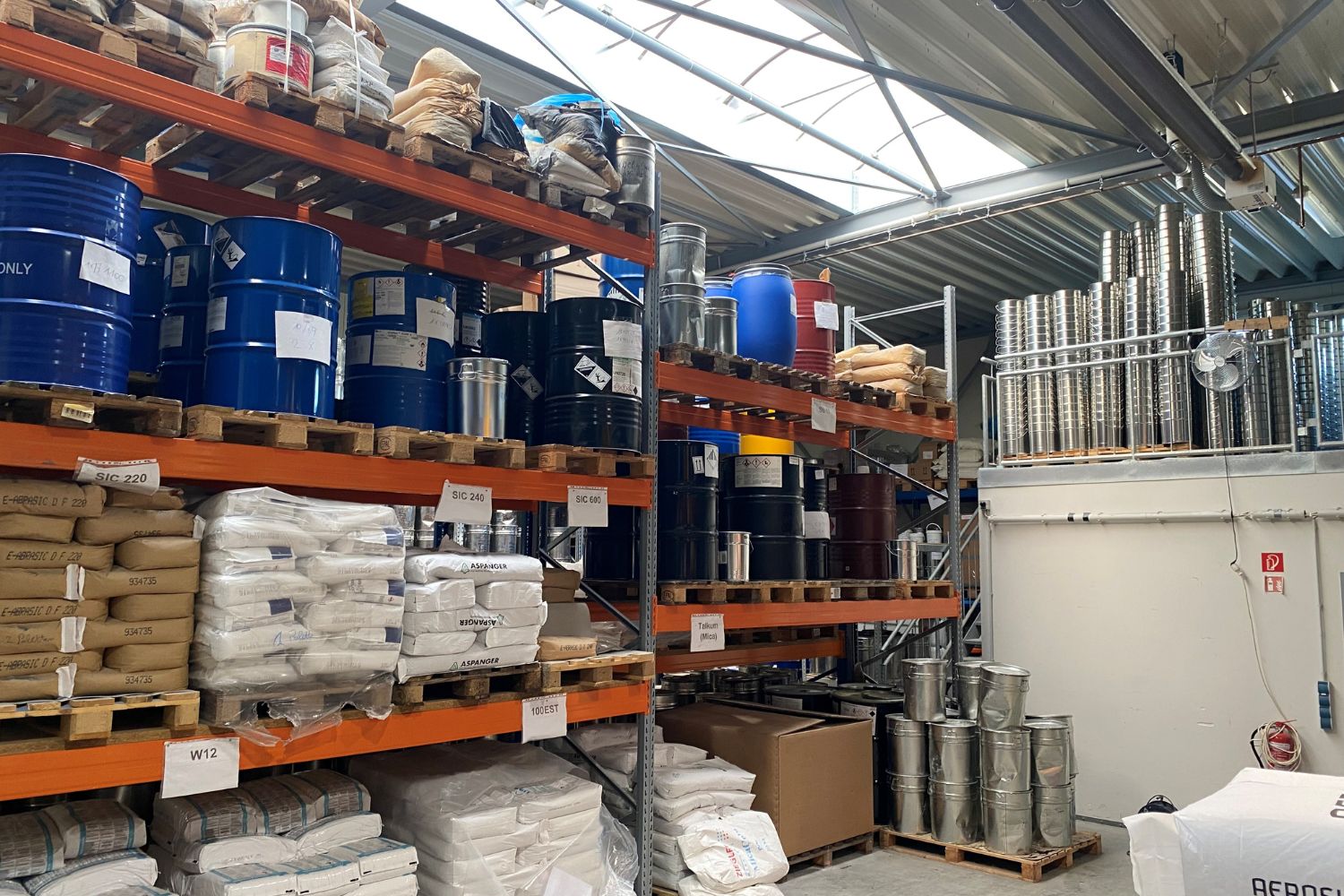 Sklad veľkých kanistrov