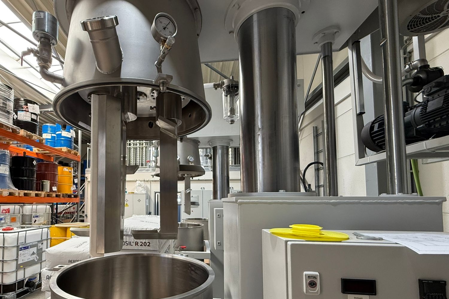 Veľké stroje v miestnosti