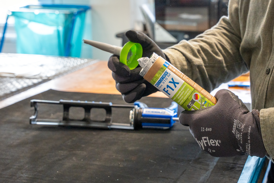 WEICON Green Tube Flex 310 M F1X | Lepidlo a tmel na báze MS-polymérov s veľmi vysokou počiatočnou priľnavosťou, odolné proti teplotám do 180 °C