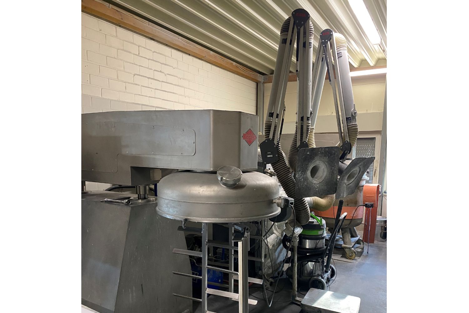 Veľký stroj v miestnosti