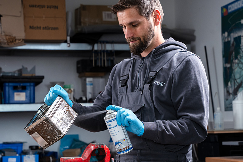 workshop, manual, gloves, spray, canister