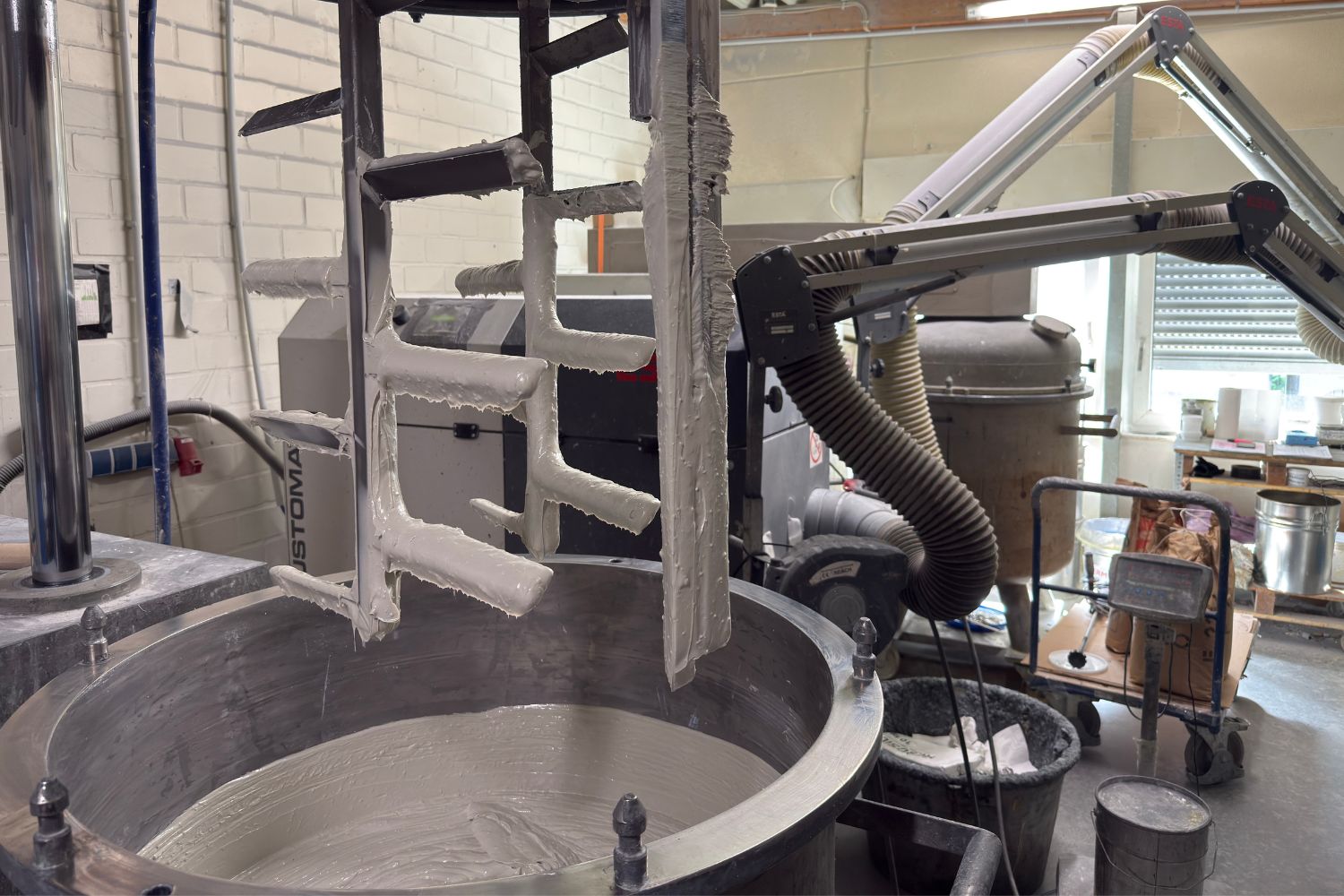 Veľký stroj s bielym lepidlom vo vnútri