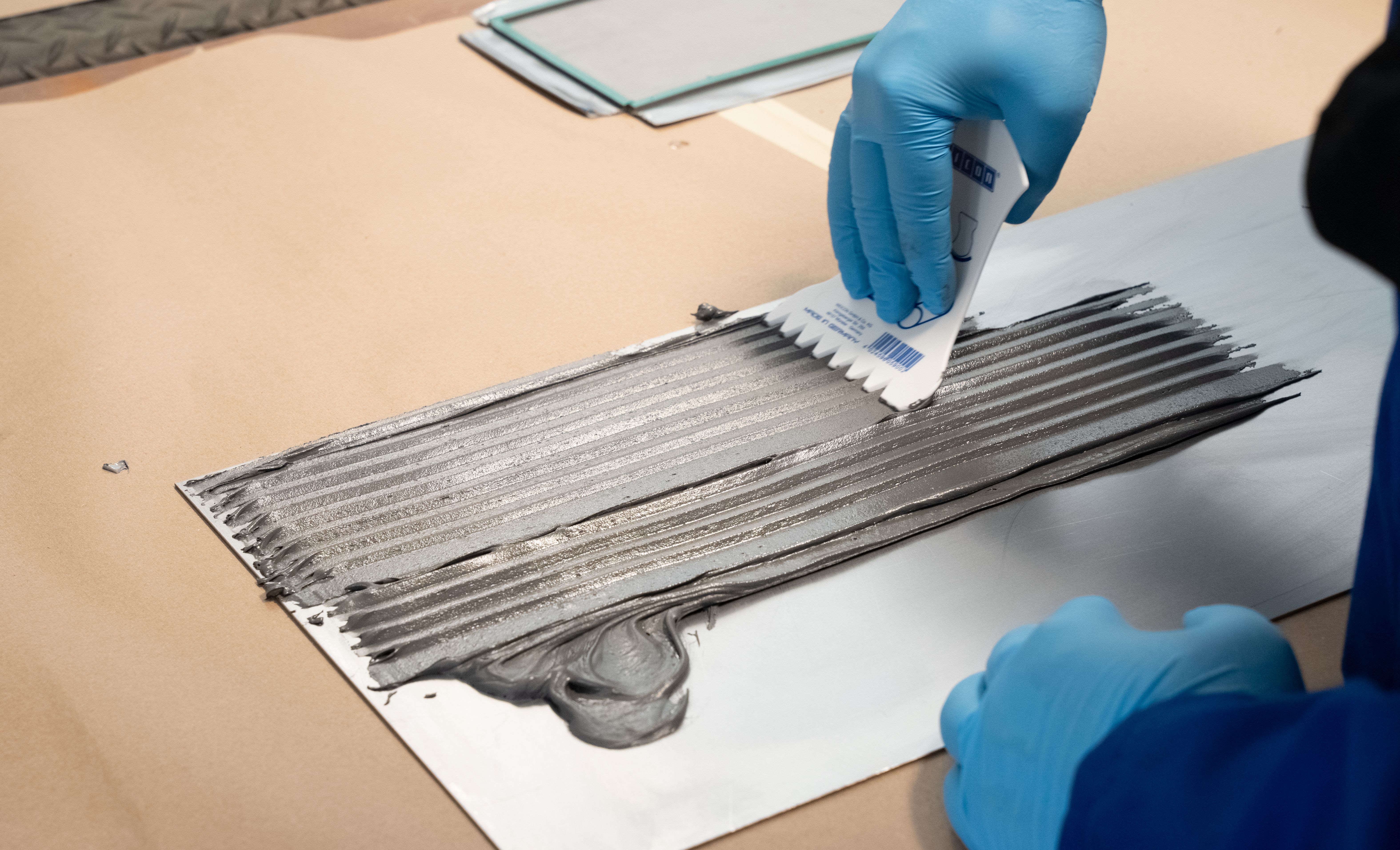 Povlaková hmota sa nanáša na kovový podklad