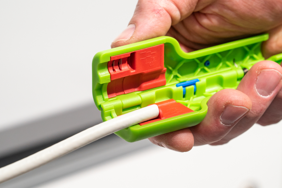 Coax-Stripper No. 1 F Plus Green Line - vhodný pre F-skrutkové konektory | Odizolovacie náradie je vyrobené až z 97 % z obnoviteľných surovín I na odizolovanie a odizolovanie koaxiálnych káblov vrátane pomôcky na odkrútenie