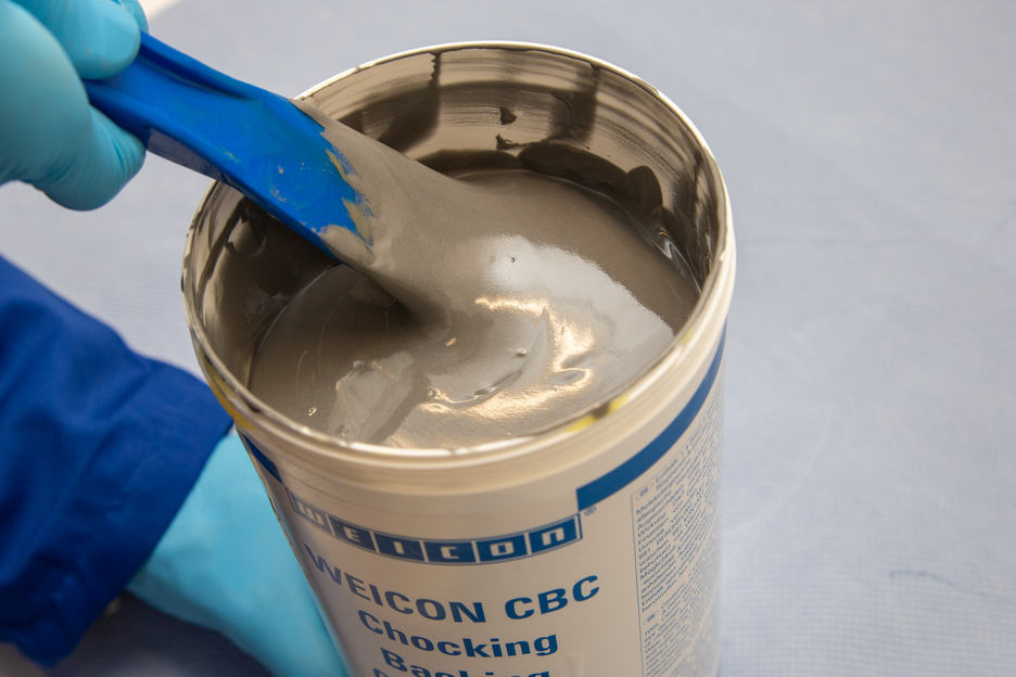 WEICON CBC | systém epoxidovej živice plnený hliníkom na zalievanie a vyrovnávanie medzier, certifikovaný ABS