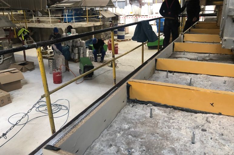 Podlahová doska je pripravená s drevenými trámami